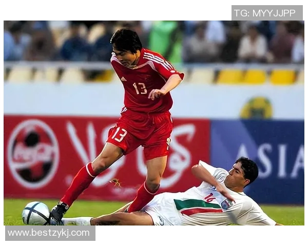 伊朗国足球星闪耀绿茵赛场展现民族精神与竞技风采